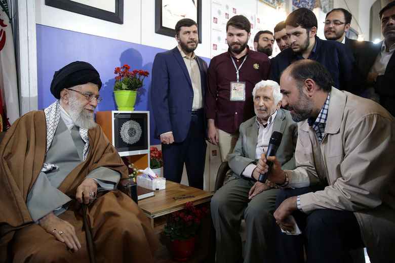 گزارش تصویری: بازدید رهبر معظم انقلاب از نمایشگاه کتاب تهران