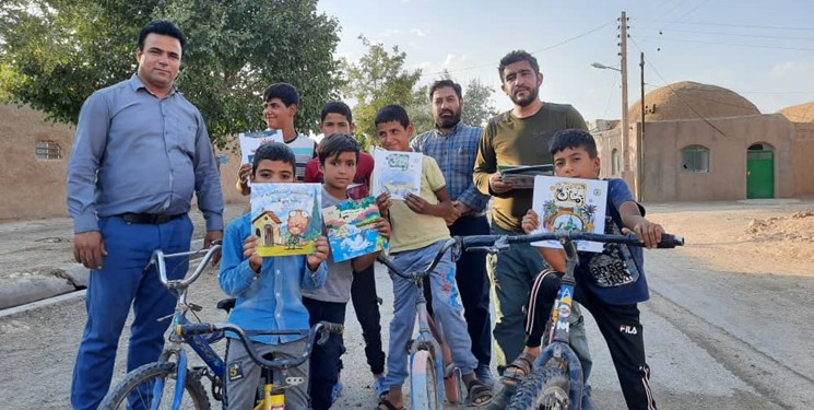 گروه جهادی شهدا به کودکان شرق کشور کتاب اهدا کرد