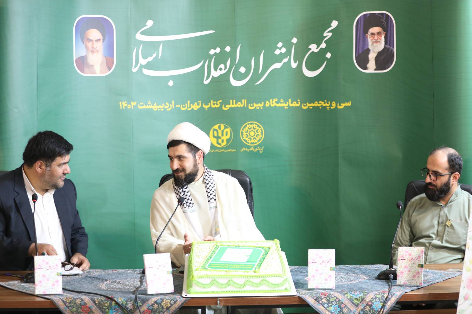 جشن 65 هزار نسخه‌ای کتاب پرفروش «فاطمه، علی است» برگزار شد