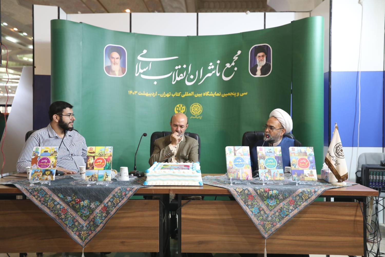 جشن50 هزار نسخه‌ای کتاب پرفروش «مثل ما، مثل ماه» برگزار شد