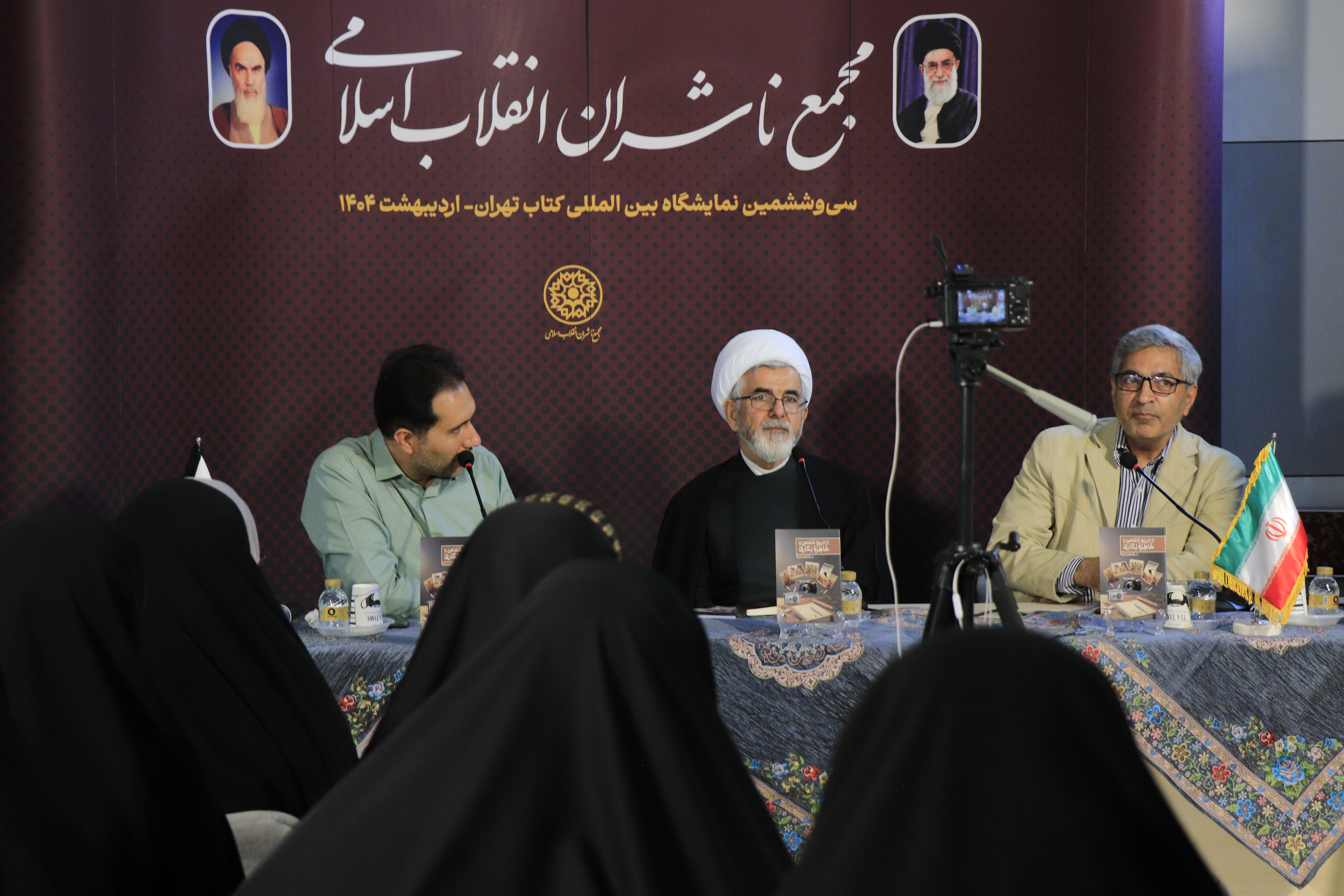 مردم الگو و قهرمان واقعی کم دارند 
