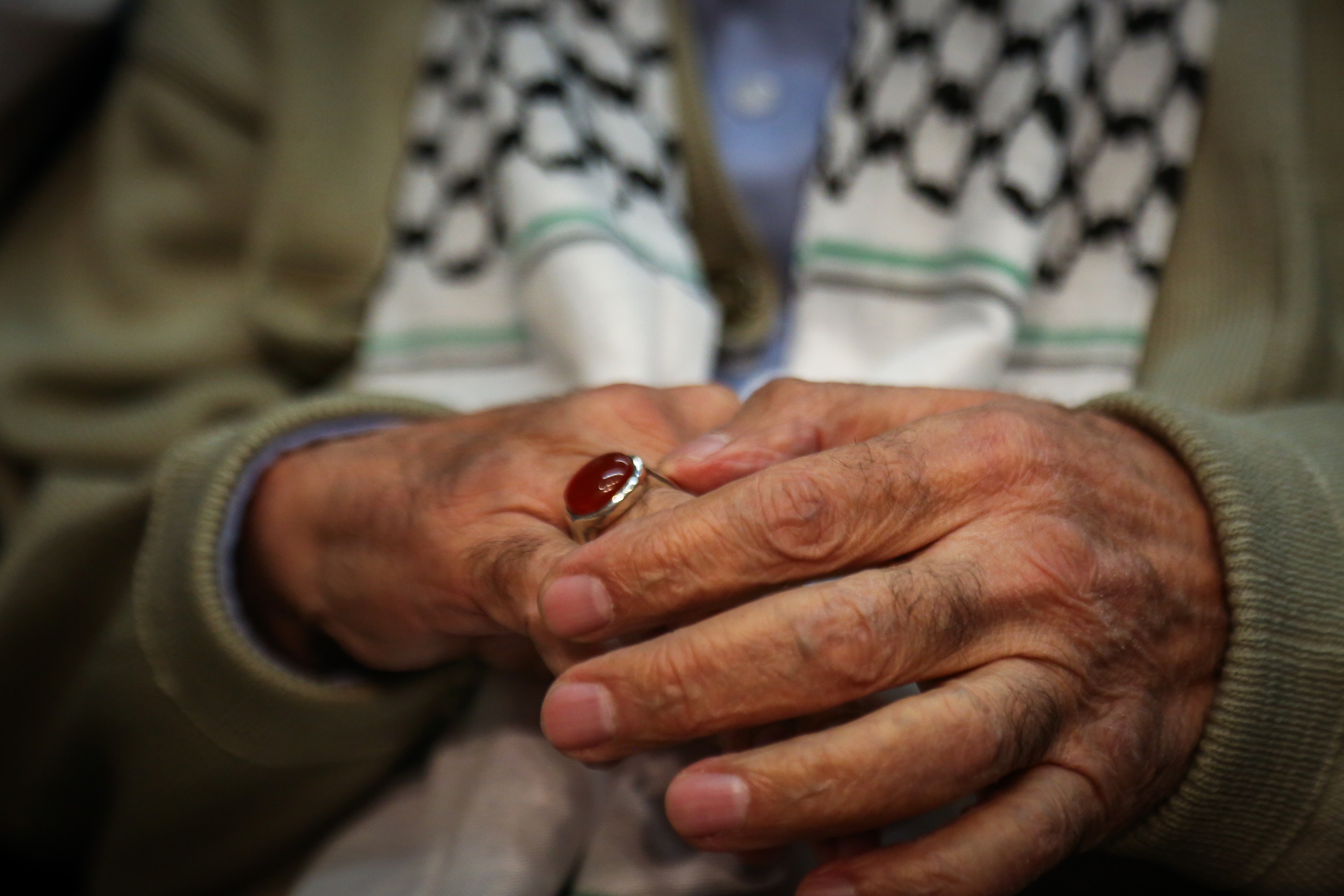 انگشتر رهبری بر دستان استاد رحمانی/  تجلیل از پنجاه سال مجاهدت علمی در حوزه صهیونیسم‌پژوهی