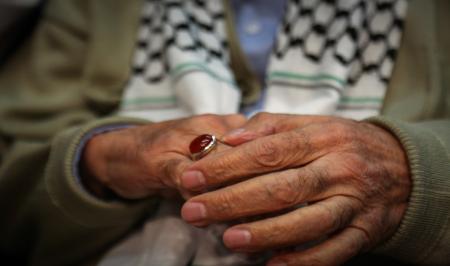 انگشتر رهبری بر دستان استاد رحمانی/  تجلیل از پنجاه سال مجاهدت علمی در حوزه صهیونیسم‌پژوهی