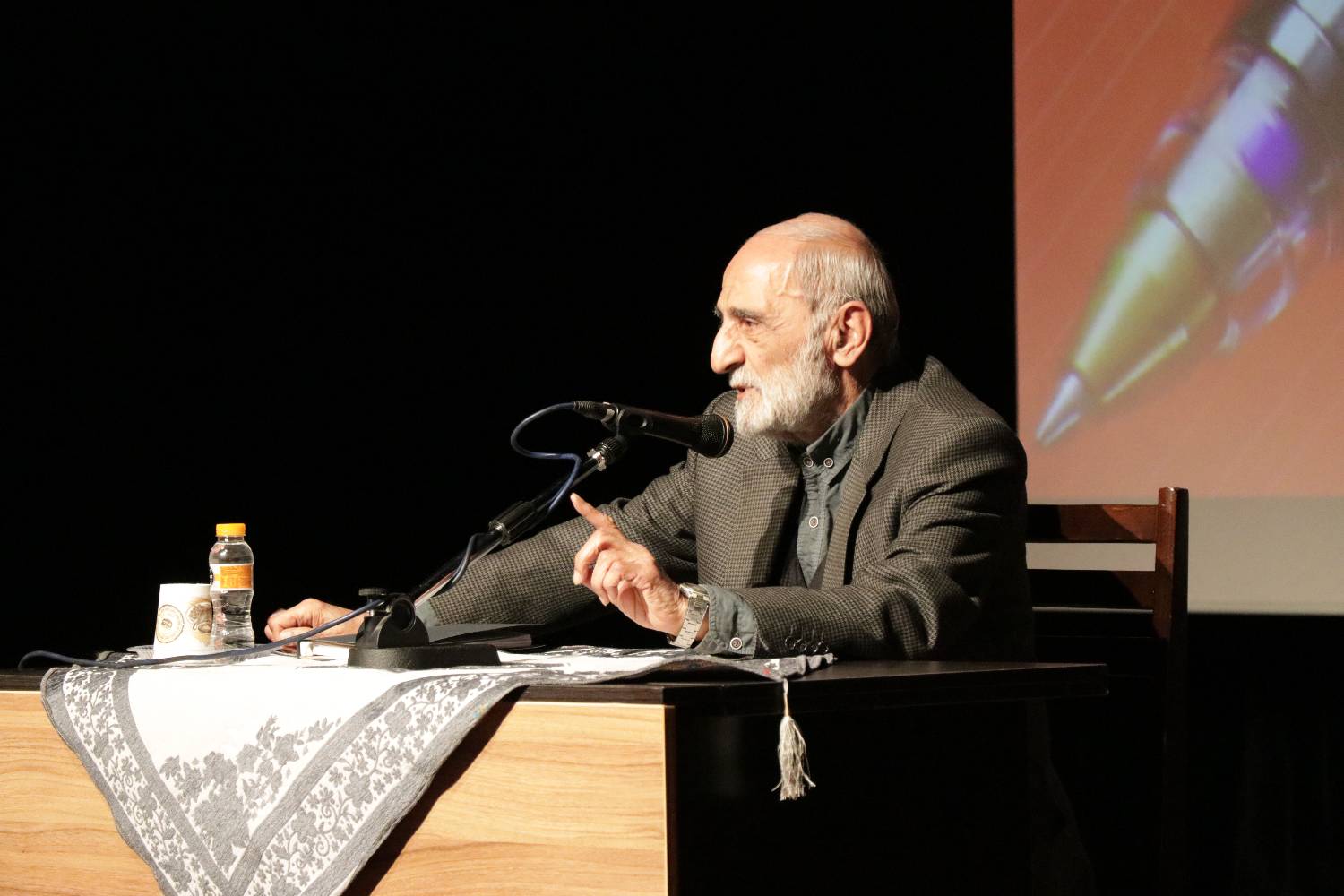 ادبیات، اولین خط مقدم در فتنه‌های آینده